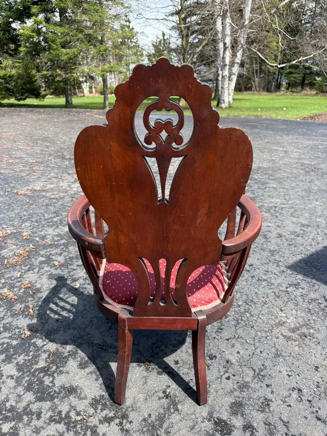antique chair. - Photo 3