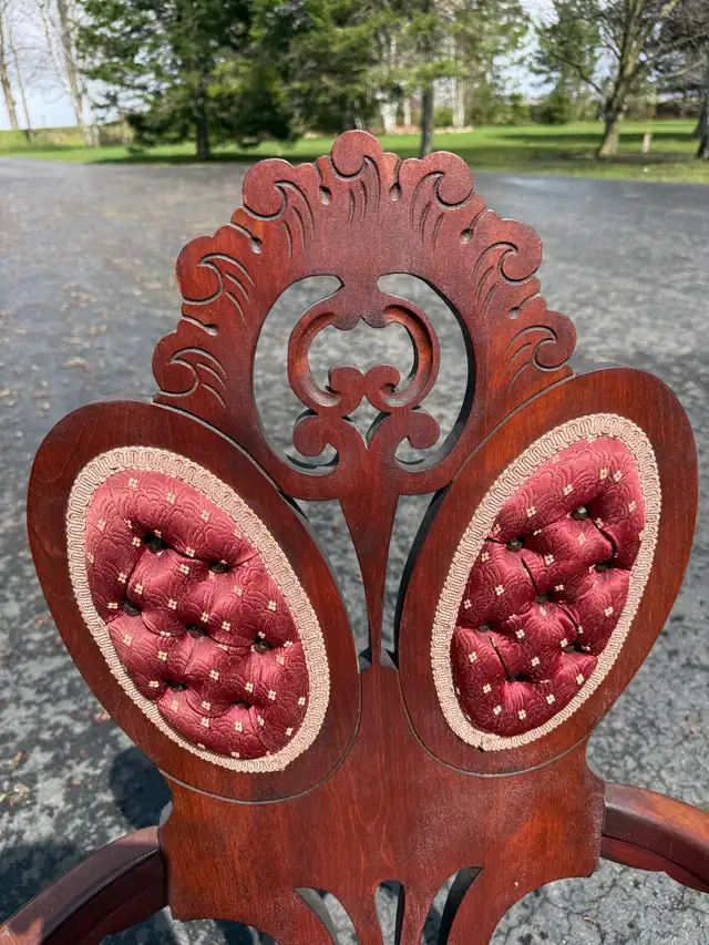 antique chair. - Photo 4