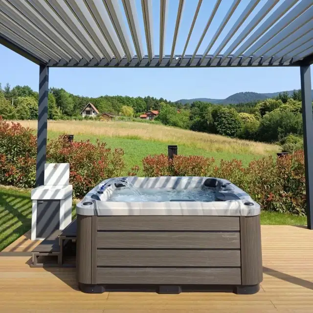 3 PUMP BENCH HOT TUB