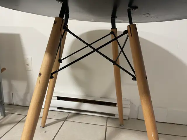 Beautiful IKEA Table & 2 Chairs & Free Delivery - Photo 7