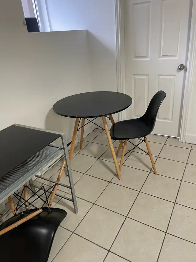Beautiful IKEA Table & 2 Chairs & Free Delivery - Photo 9