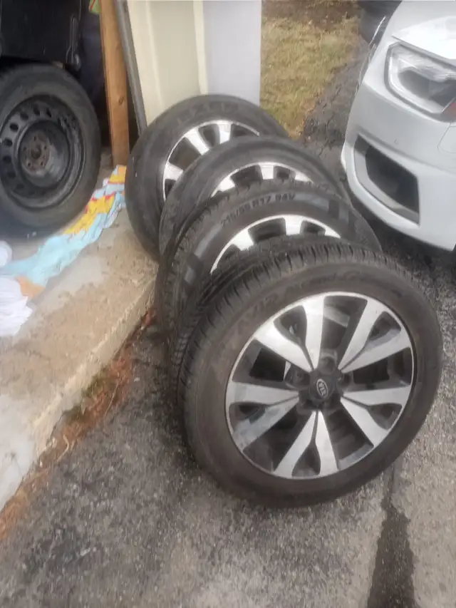 Kia Rondo tires R17 and battery - Photo 4