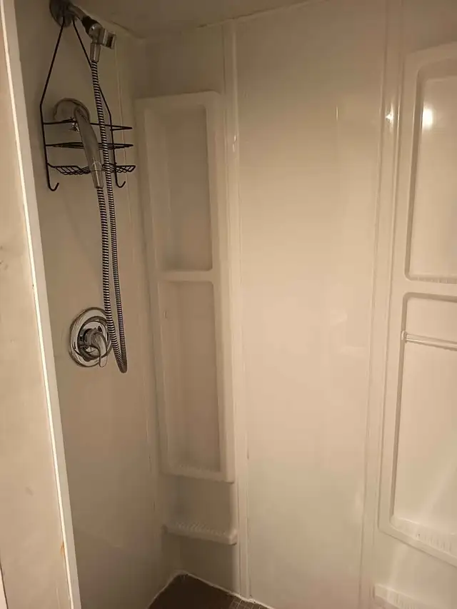 1 Bedroom Basement Apartment - Photo 7