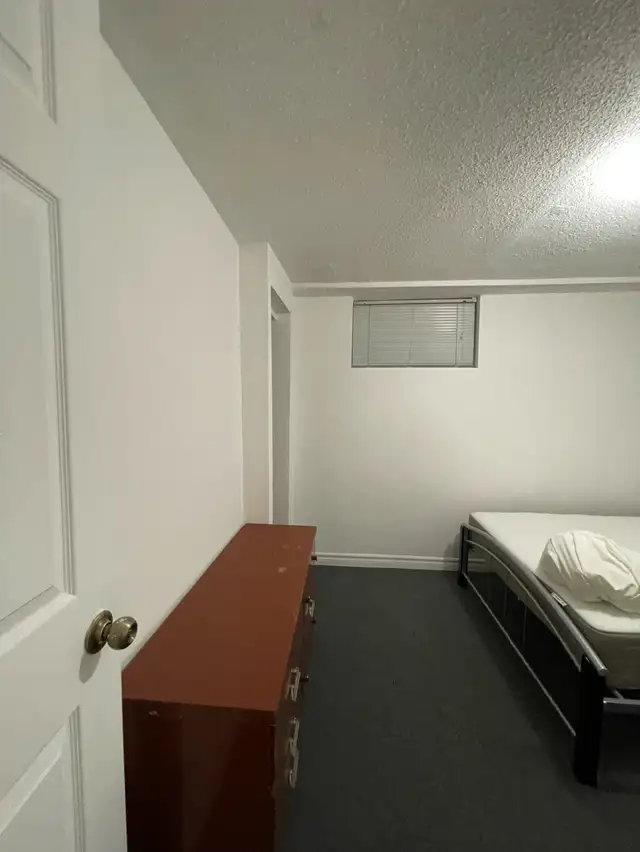 Cheap Bedroom for Rent - Waterloo Female - Photo 2