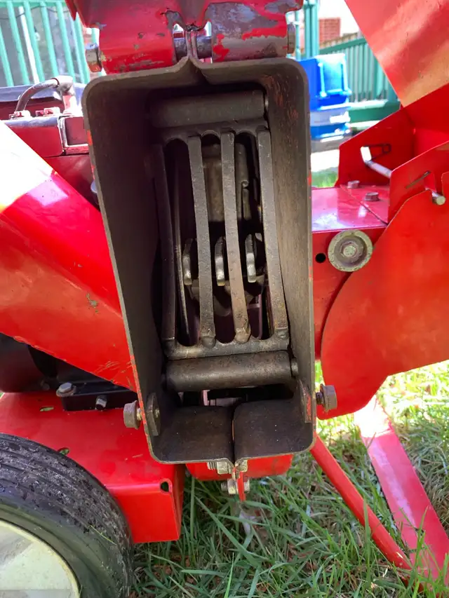 wood CHIPPER shredder from MTD - Photo 4