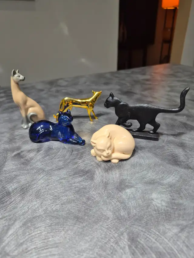 14 CERAMIC CATS!! WITH CURIO CABNET - Photo 3