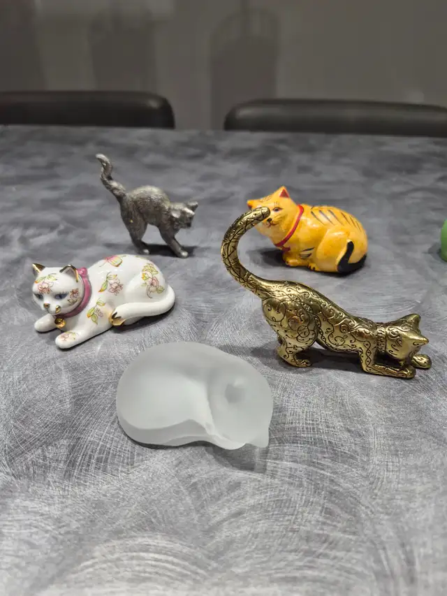 14 CERAMIC CATS!! WITH CURIO CABNET - Photo 4