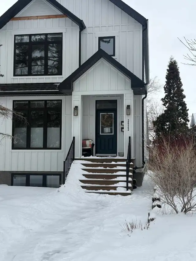 Bachelor Suite in the Crescents Available May.1