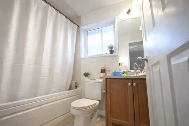 Spacious Private Bedroom for Rent – (Near GO & TTC) $850 - Photo 5