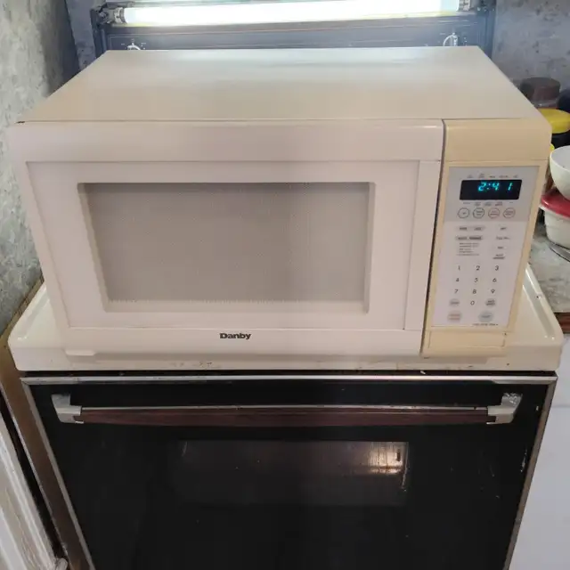 DANBY MICROWAVE OVEN NICE WORKING CONDITION
