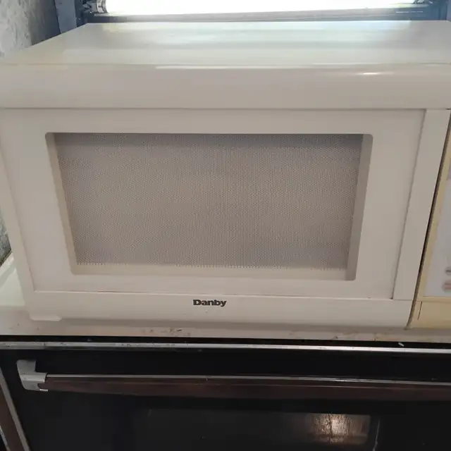 DANBY MICROWAVE OVEN NICE WORKING CONDITION - Photo 2