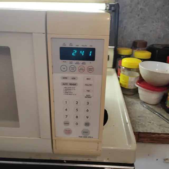 DANBY MICROWAVE OVEN NICE WORKING CONDITION - Photo 3