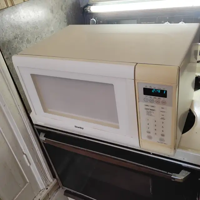 DANBY MICROWAVE OVEN NICE WORKING CONDITION - Photo 4