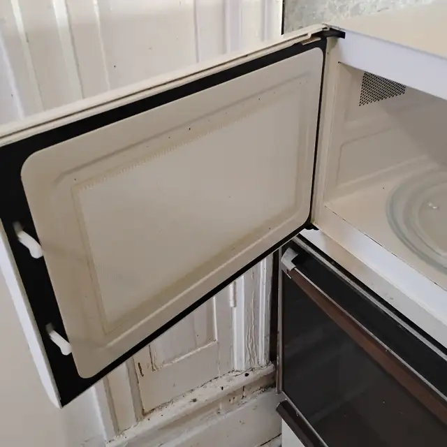 DANBY MICROWAVE OVEN NICE WORKING CONDITION - Photo 6