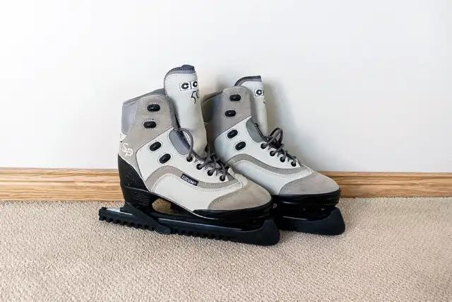 CCM Women's Figure Skates - Photo 2