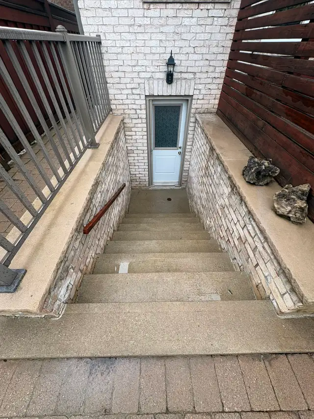 BATHURST AND LAWRENCE BASEMENT APARTMENT - Photo 2