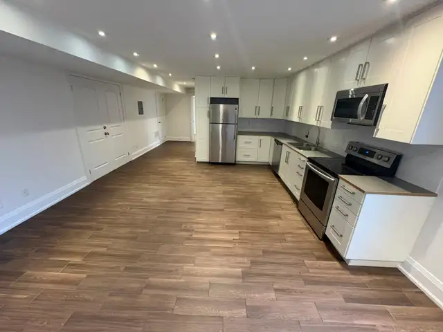 BATHURST AND LAWRENCE BASEMENT APARTMENT - Photo 3