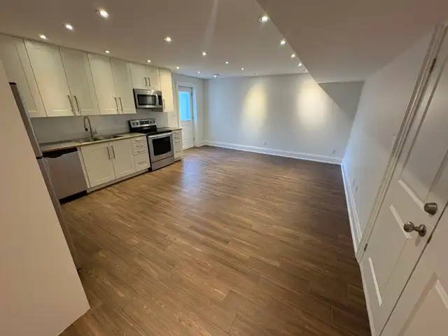 BATHURST AND LAWRENCE BASEMENT APARTMENT - Photo 4