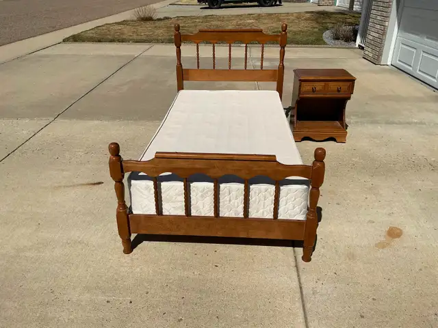 Single maple bed and night table. - Photo 2