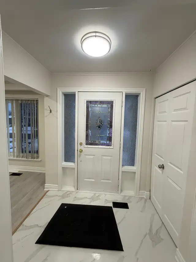 Upper Level House For Rent Finch/Kipling. 4 Bedrooms - Photo 2