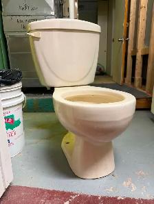 Toilette American Standard – modèle ancien - Beige pâle - 25$