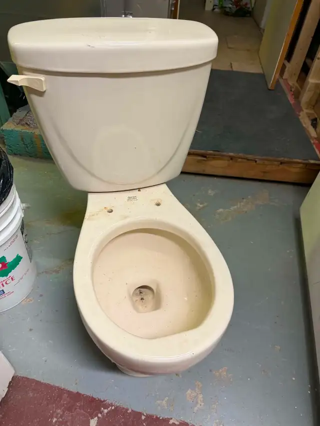 Toilette American Standard – modèle ancien - Beige pâle - 25$ - Photo 2