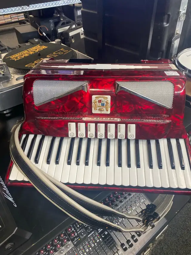 Noble 120 Button 38 Key Accordion @ Cashopolis!!