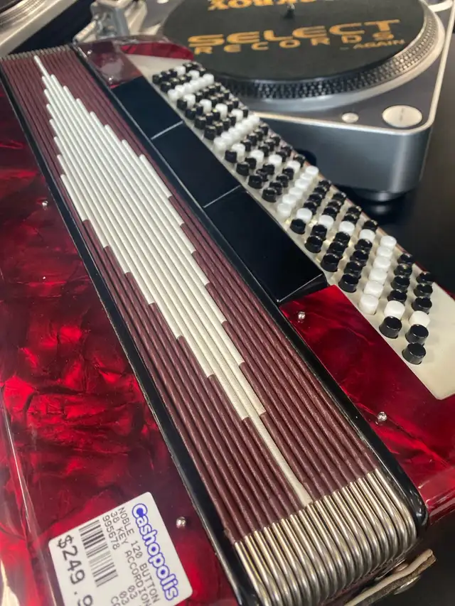 Noble 120 Button 38 Key Accordion @ Cashopolis!! - Photo 2