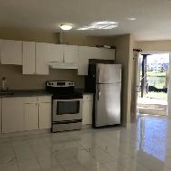 Bright, clean, Mainfloor 2 BR suite Liv room, on lake, All inclu