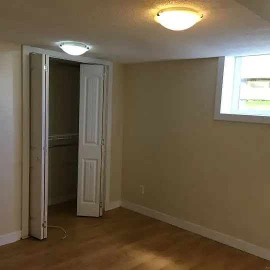 Bright, clean, Mainfloor 2 BR suite Liv room, on lake, All inclu - Photo 4