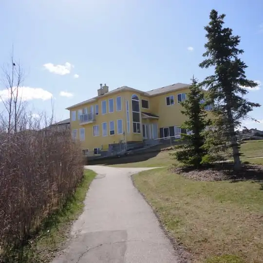 Bright, clean, Mainfloor 2 BR suite Liv room, on lake, All inclu - Photo 5