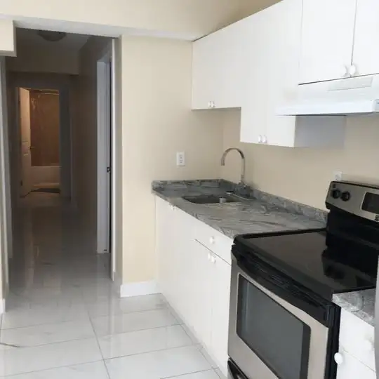 Bright, clean, Mainfloor 2 BR suite Liv room, on lake, All inclu - Photo 6