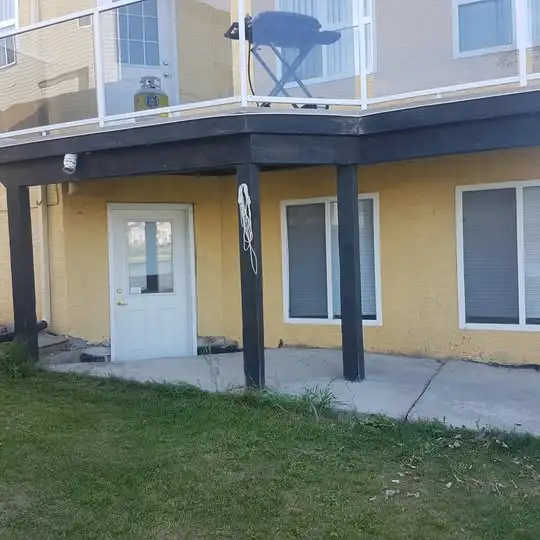 Bright, clean, Mainfloor 2 BR suite Liv room, on lake, All inclu - Photo 7