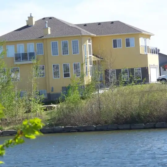 Bright, clean, Mainfloor 2 BR suite Liv room, on lake, All inclu - Photo 8