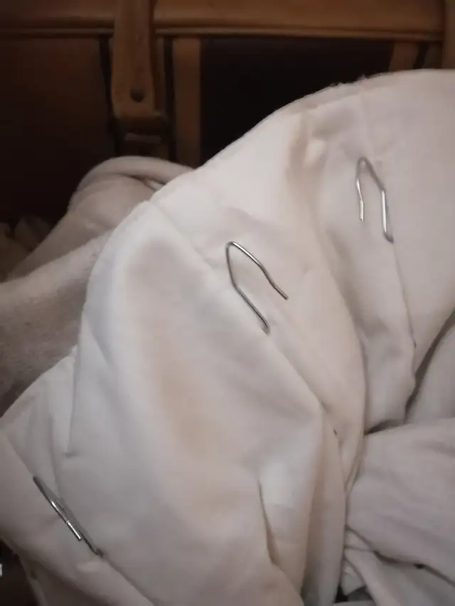 Two standard size white curtains - Photo 2