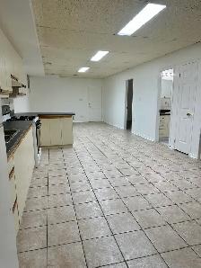 Large 2 Bedroom Bsmt –$2000 Utilities/Parking –Dufferin/Eglinton - Photo 2
