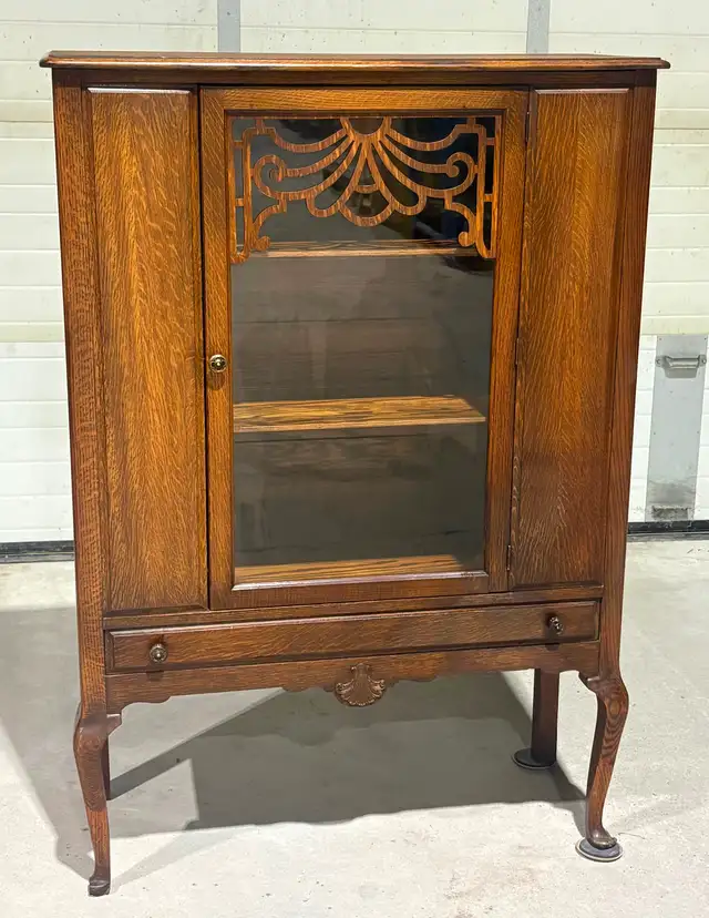 Vintage Oak China Cabinet With Decorative Fretwork (c.1920s) - Photo 2