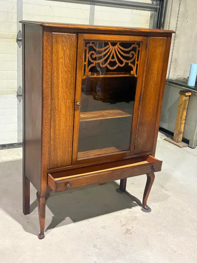Vintage Oak China Cabinet With Decorative Fretwork (c.1920s) - Photo 3