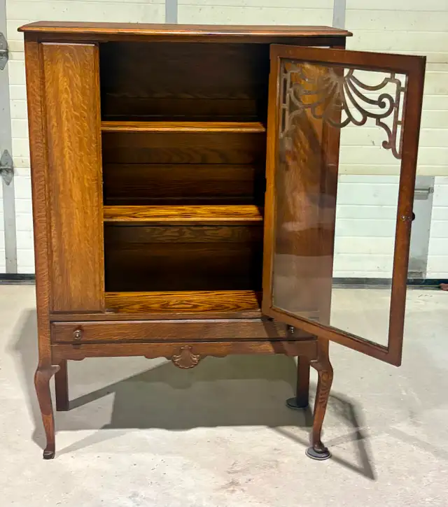 Vintage Oak China Cabinet With Decorative Fretwork (c.1920s) - Photo 4