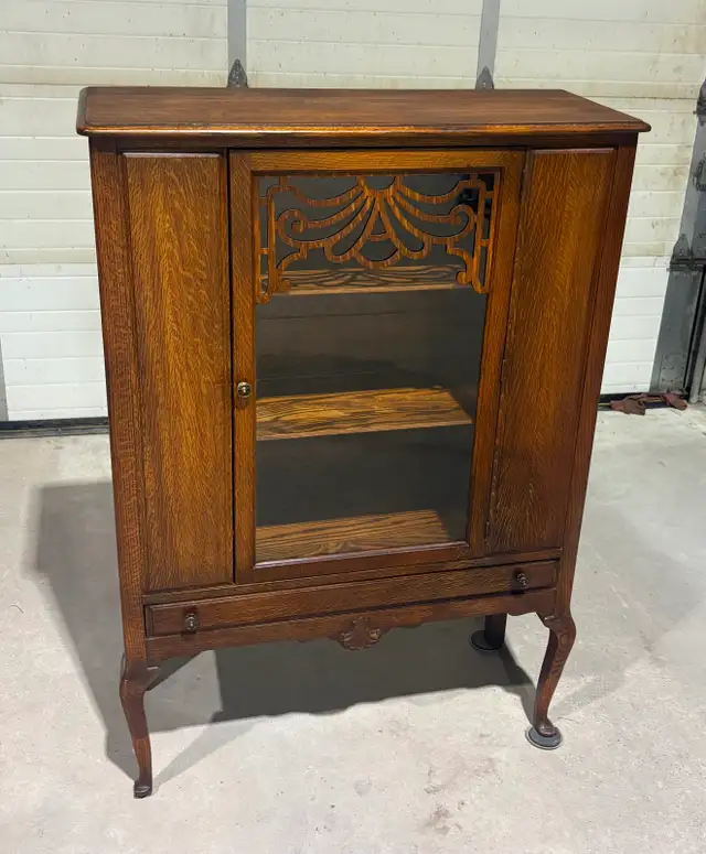 Vintage Oak China Cabinet With Decorative Fretwork (c.1920s) - Photo 7