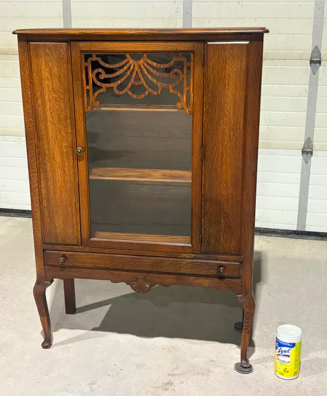 Vintage Oak China Cabinet With Decorative Fretwork (c.1920s) - Photo 8