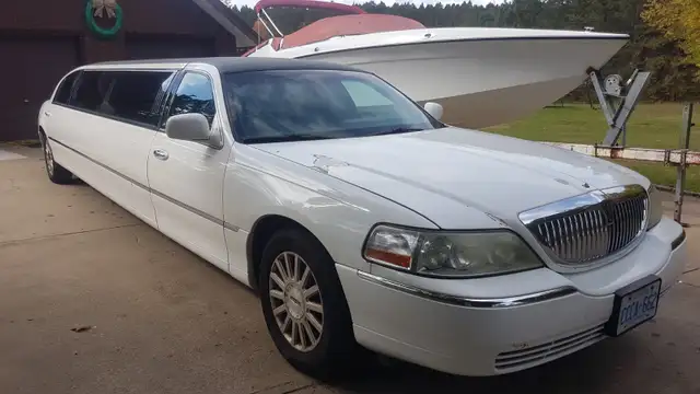 2007/2009 Lincoln Town Car L sedan stretched limo for sale!