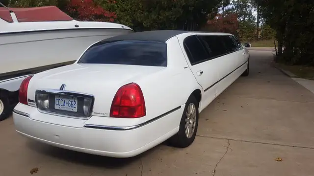 2007/2009 Lincoln Town Car L sedan stretched limo for sale! - Photo 2