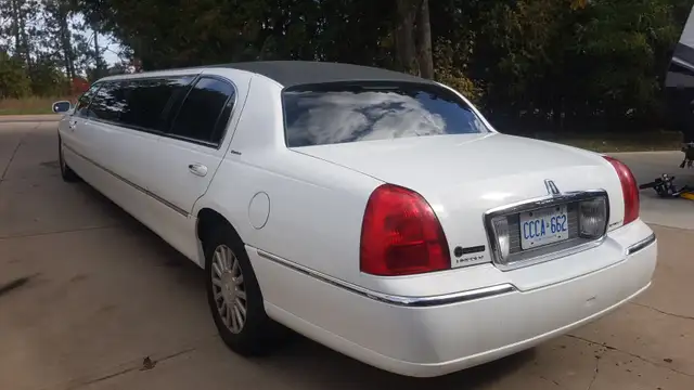 2007/2009 Lincoln Town Car L sedan stretched limo for sale! - Photo 3