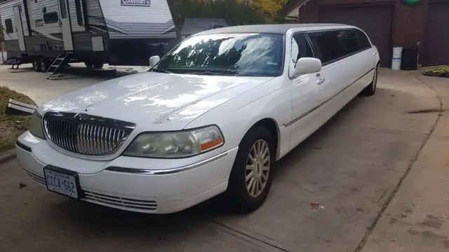 2007/2009 Lincoln Town Car L sedan stretched limo for sale! - Photo 4