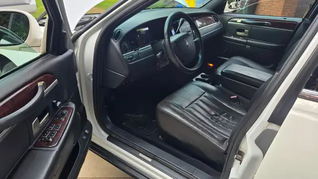 2007/2009 Lincoln Town Car L sedan stretched limo for sale! - Photo 5