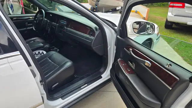 2007/2009 Lincoln Town Car L sedan stretched limo for sale! - Photo 6