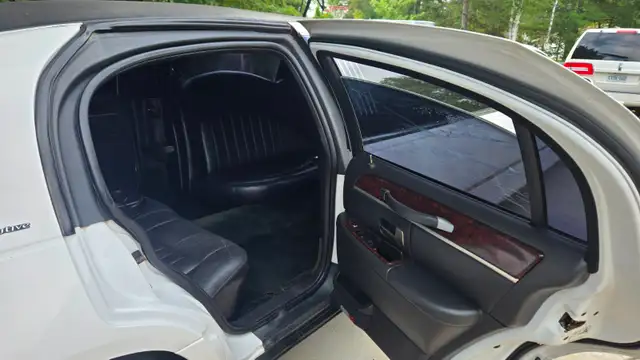 2007/2009 Lincoln Town Car L sedan stretched limo for sale! - Photo 7