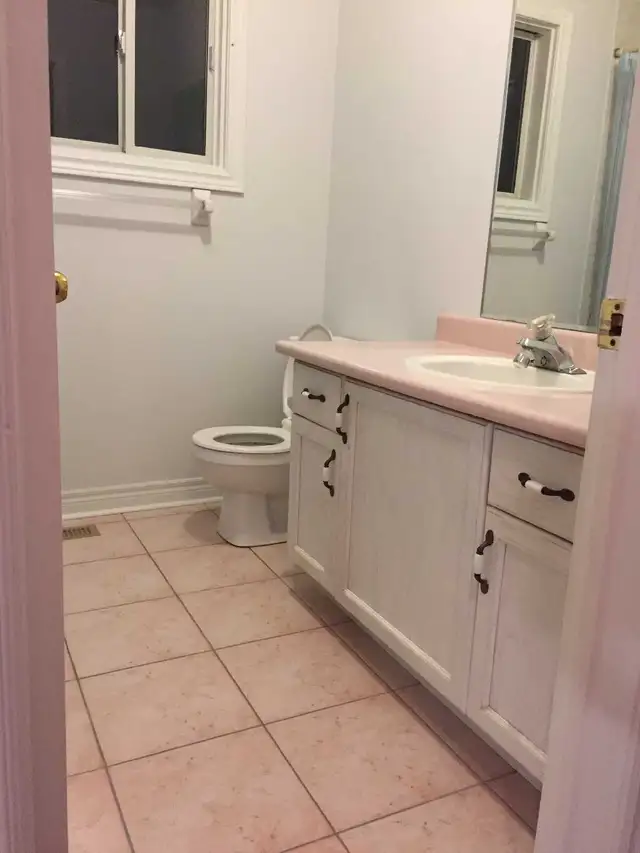 Spacious room in house for rent in Mississauga available in May - Photo 2