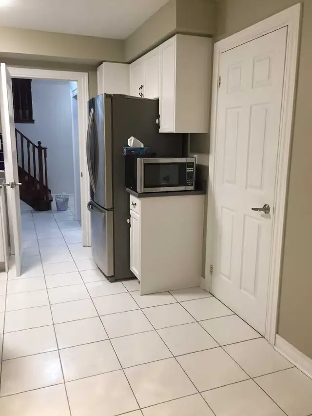 Spacious room in house for rent in Mississauga available in May - Photo 4